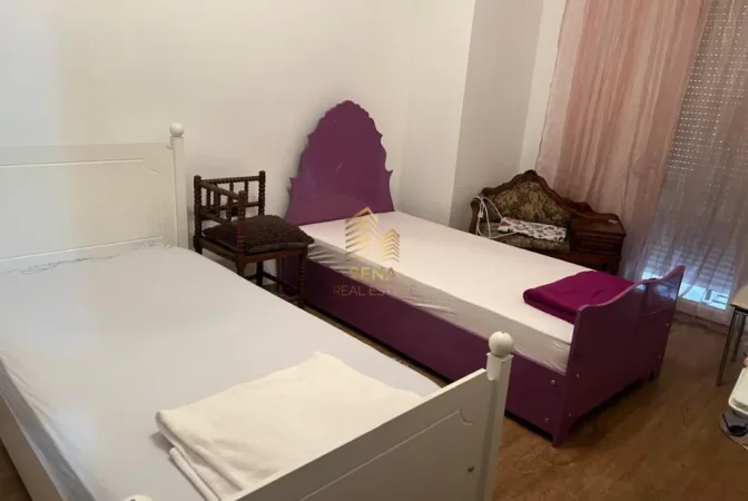 Tirane, jepet me qera apartament 2+1+Ballkon Kati 4, 90 m² 600 € (Komuna e Parisit)