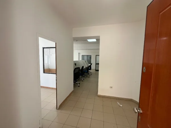 Tirane, jepet me qera zyre Kati 0, 121 m² 750 € (Sheshi Avni Rustemi)