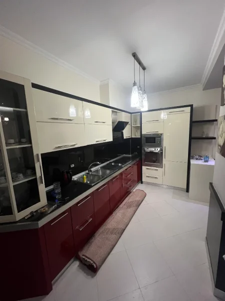 Tirane, jepet me qera 2+1 , 86 m² 800 € 