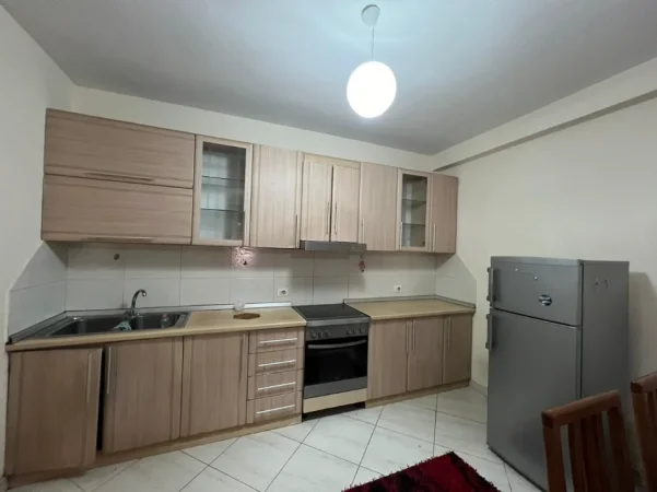 Tirane, jepet me qera apartament 2+1+Ballkon Kati 1, 100 m² 500 € (astrir)
