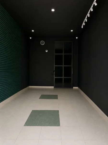 Tirane, jepet me qera dyqan Kati 0, 50 m² 1.000 € (BRRYLI)