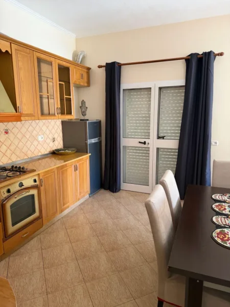 Tirane, jepet me qera Vile 3+1 Kati 2, 170 m² 570 € (Rruga Celo sinani)