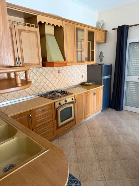 Tirane, jepet me qera Vile 3+1 Kati 2, 170 m² 570 € (Rruga Celo sinani)
