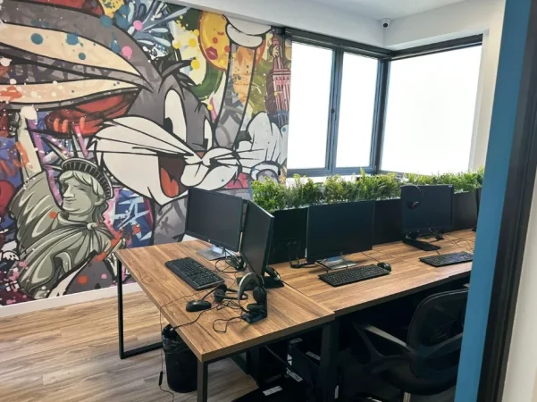 Tirane, jepet me qera zyre Kati 2, 215 m² 1.700 €