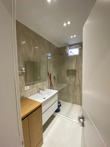 Tirane, jepet me qera zyre Kati 8, 85 m² 840 € (Stadiumi Dinamo)