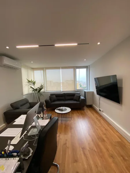 Tirane, jepet me qera zyre Kati 8, 85 m² 840 € (Stadiumi Dinamo)
