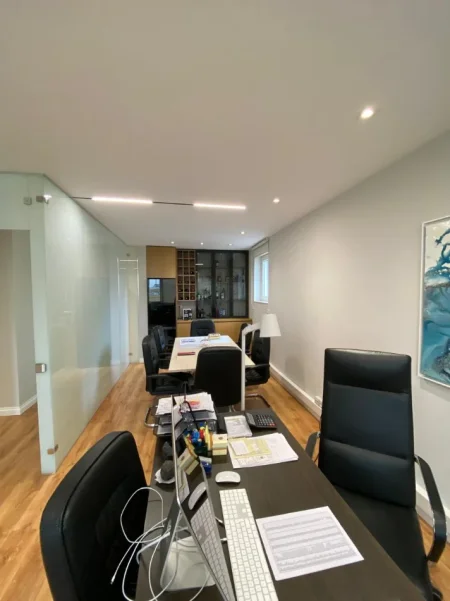 Tirane, jepet me qera zyre Kati 8, 85 m² 840 € (Stadiumi Dinamo)