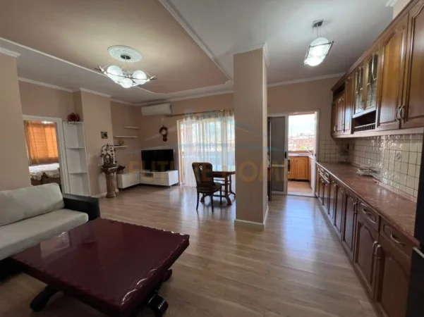 Tirane, jepet me qera apartament 2+1 Kati 5, 102 m² 630 € (Xhamllik, prane Market Spar)