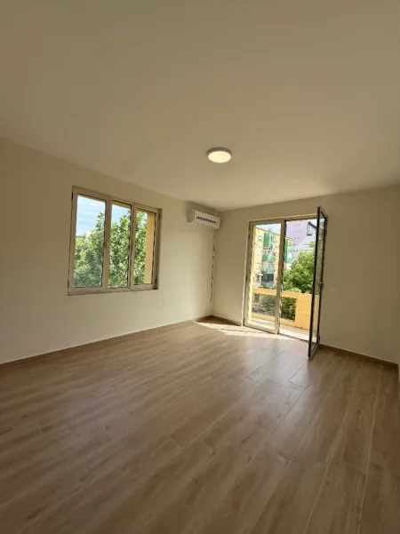Tirane, JEPET ME QIRA Ambient Per Zyra | Apartament 3+1 Kati 3, 100 m² 600 € (RRUGA E DURRESIT)
