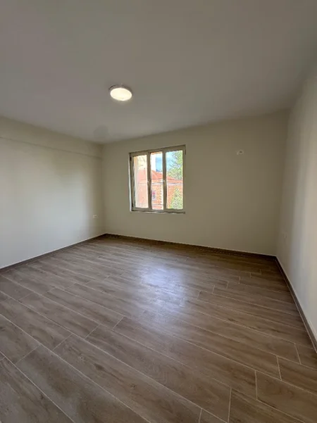 Tirane, JEPET ME QIRA Ambient Per Zyra | Apartament 3+1 Kati 3, 100 m² 600 € (RRUGA E DURRESIT)