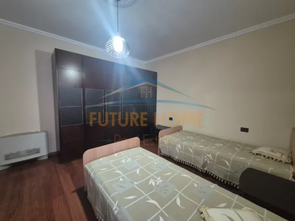 Tirane, shitet apartament 2+1+Ballkon Kati 8, 95 m² 230.000 € (Bulevardi Zhan D'Ark)