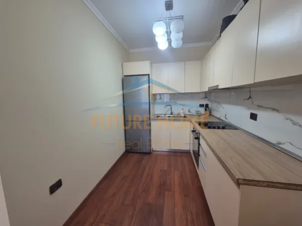 Tirane, shitet apartament 2+1+Ballkon Kati 8, 95 m² 230.000 € (Bulevardi Zhan D'Ark)