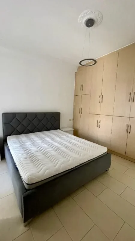 Tirane, jepet me qera apartament 1+1 Kati 4, 70 m² 800 € (Rruga E Kavajes)