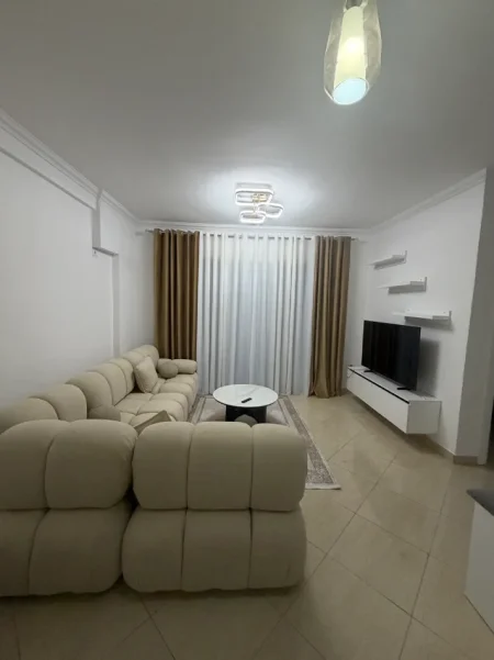 Tirane, jepet me qera apartament 1+1+Ballkon Kati 7, 74 m² 50 000All Rruga Pavaresia ngjittur me Casa Italian)
