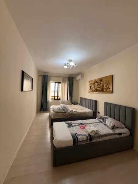 Tirane, jepet me qera Vile 1+1 Kati 1, 80 m² (RRUGA E FORTUZIT)