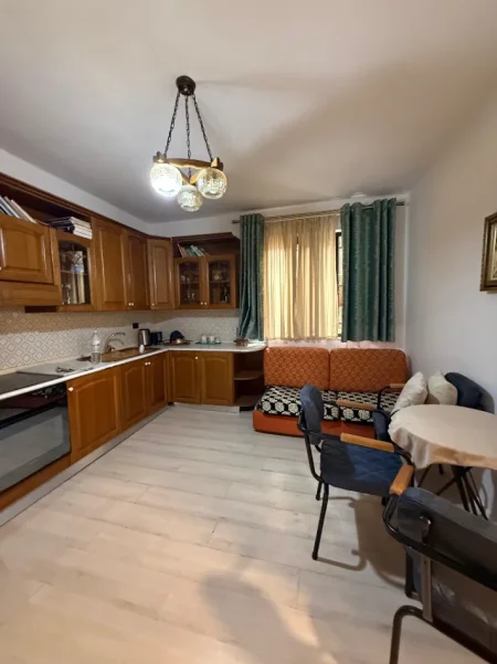 Tirane, jepet me qera Vile 1+1 Kati 1, 80 m² (RRUGA E FORTUZIT)