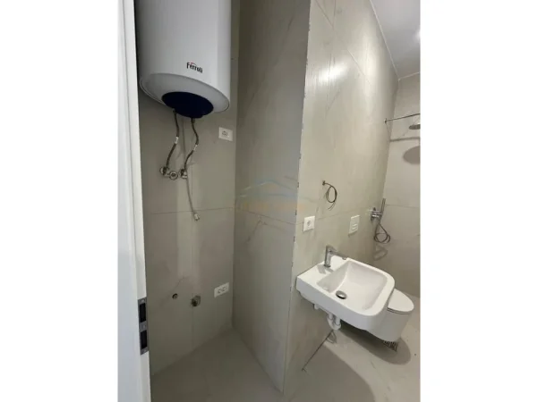 Tirane, shitet apartament 1+1+Ballkon Kati 8, 46 m² 89.000 € (Ali Demi, Kompleksi Kadiu)