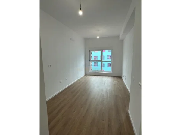 Tirane, shitet apartament 1+1+Ballkon Kati 8, 46 m² 89.000 € (Ali Demi, Kompleksi Kadiu)