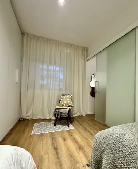 Tirane, jepet me qera apartament 1+1 Kati 1, 46 m² 600 € (Liqeni Artificial)