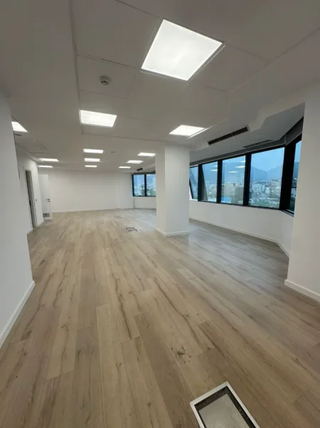 Tirane, jepet me qera zyre Kati 10, 120 m² 2.600 € (BULEVARDI DESHMORET E KOMBIT)