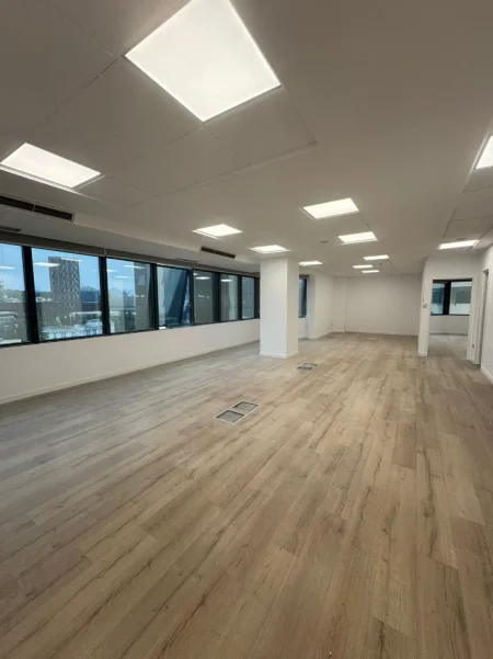 Tirane, jepet me qera zyre Kati 10, 120 m² 2.600 € (BULEVARDI DESHMORET E KOMBIT)