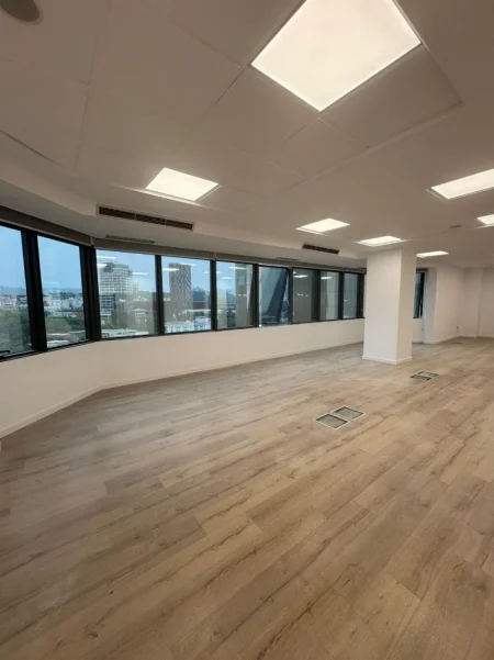 Tirane, jepet me qera zyre Kati 10, 120 m² 2.600 € (BULEVARDI DESHMORET E KOMBIT)