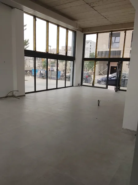Tirane, jepet me qera ambjent biznesi Kati 0, 120 m² 1.500 € (RRUGA JORDAN MISJA)