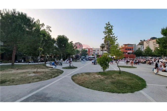 Vlore, jepet me qera dyqan Kati 0, 30 m² 250 € (Bulevardi Ismail Qemali,pran Conad, Vlore)
