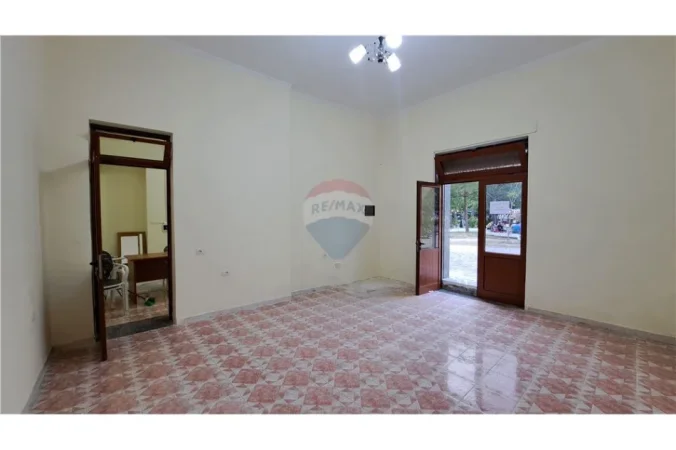 Vlore, jepet me qera dyqan Kati 0, 30 m² 250 € (Bulevardi Ismail Qemali,pran Conad, Vlore)