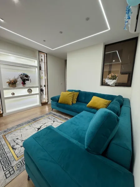 Tirane, jepet me qera apartament 2+1 Kati 1, 750 € (ISH FUSHA E AVIACIONIT)