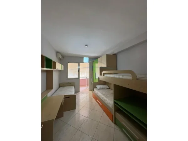 Tirane, jepet me qera apartament 2+1 Kati 5, 110 m² 550 € 