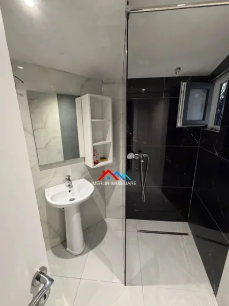 Tirane, jepet me qera apartament 1+1+Ballkon Kati 0, 65 m² 525 € (RRUGA SALI NIVICA,BRRYLI)