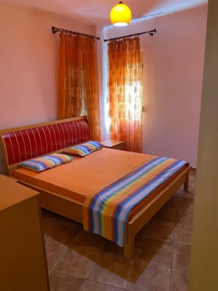 Tirane, jepet me qera apartament 1+1 Kati 4, 65 m² 350 € (Fresku)