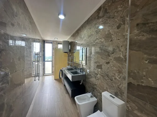 Tirane, shitet apartament 2+1+Ballkon Kati 2, 124 m² (Liqeni i Thate)