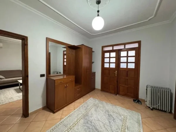 Tirane, jepet me qera apartament 2+1 Kati 1, 111 m² 500 € (Allias)