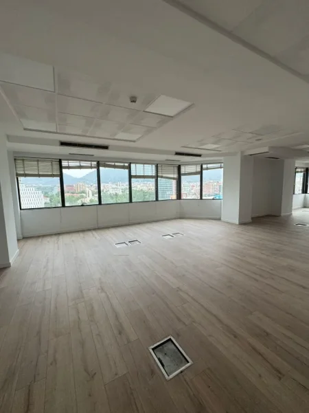 Tirane, jepet me qera zyre Kati 10, 110 m² 2.500 € (BULEVARDI DESHMORET E KOMBIT)