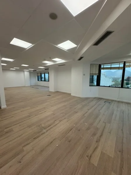 Tirane, jepet me qera zyre Kati 10, 110 m² 2.500 € (BULEVARDI DESHMORET E KOMBIT)