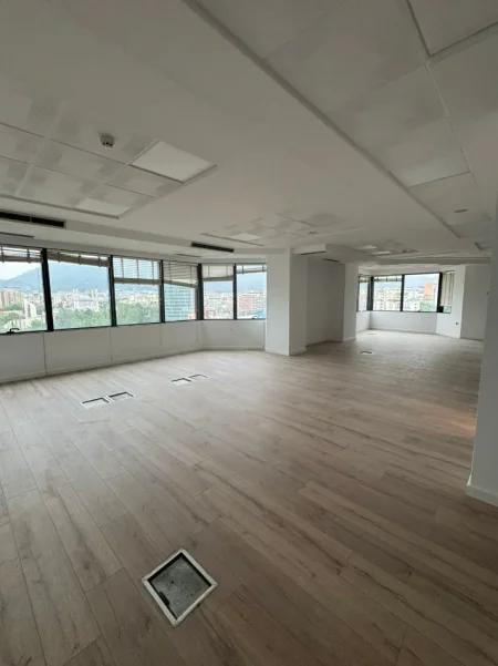Tirane, jepet me qera zyre Kati 10, 110 m² 2.500 € (BULEVARDI DESHMORET E KOMBIT)