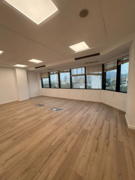 Tirane, jepet me qera zyre Kati 10, 110 m² 2.500 € (BULEVARDI DESHMORET E KOMBIT)
