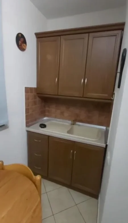 Tirane, jepet me qera apartament 1+1 Kati 3, 65 m² 400 € (Ali Demi)