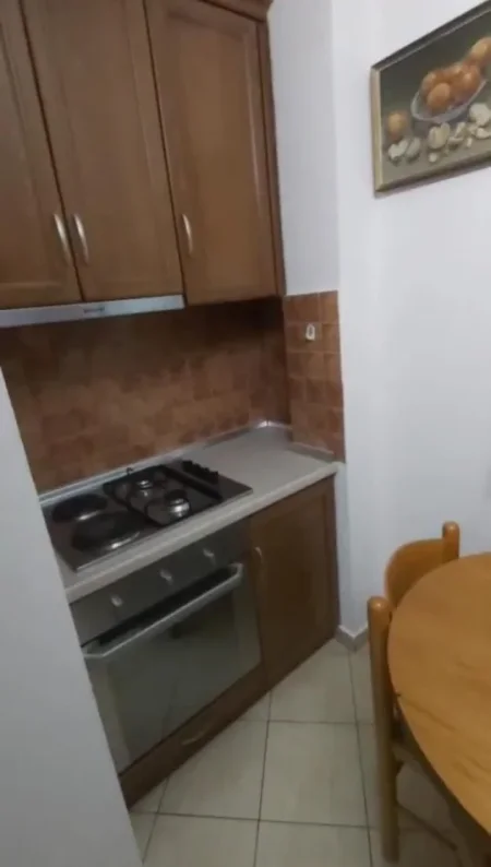 Tirane, jepet me qera apartament 1+1 Kati 3, 65 m² 400 € (Ali Demi)