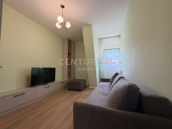 Tirane, jepet me qera apartament 2+1+Ballkon Kati 4, 94 m² 550 € 