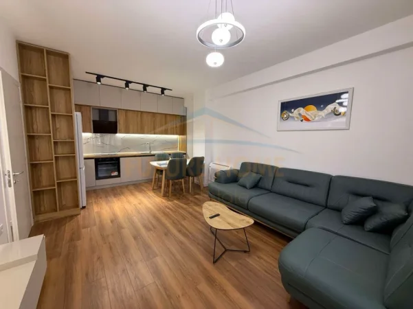 Tirane, jepet me qera apartament 2+1 Kati 5, 105 m² 750 € 