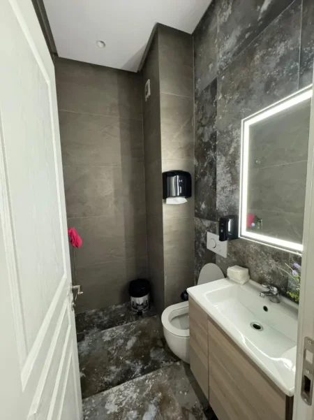 Tirane, jepet me qera zyre Kati 7, 55 m² 650 € (RRUGA E KAVAJES)