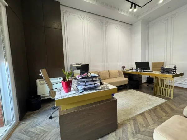 Tirane, jepet me qera zyre Kati 7, 55 m² 650 € (RRUGA E KAVAJES)