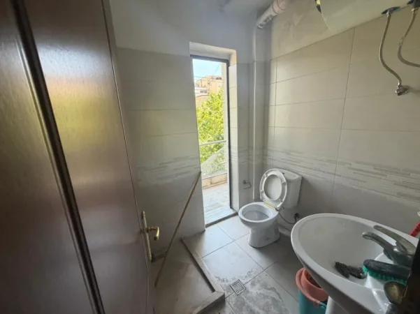 Tirane, shitet apartament 2+1+Ballkon Kati 4, 65 m² 155.000 € (Bulevardi Bajram Curri)