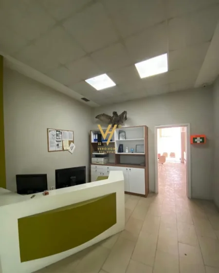 Tirane, jepet me qera zyre Kati 1, 60 m² 1.200 € (RRUGA E KAVAJES)