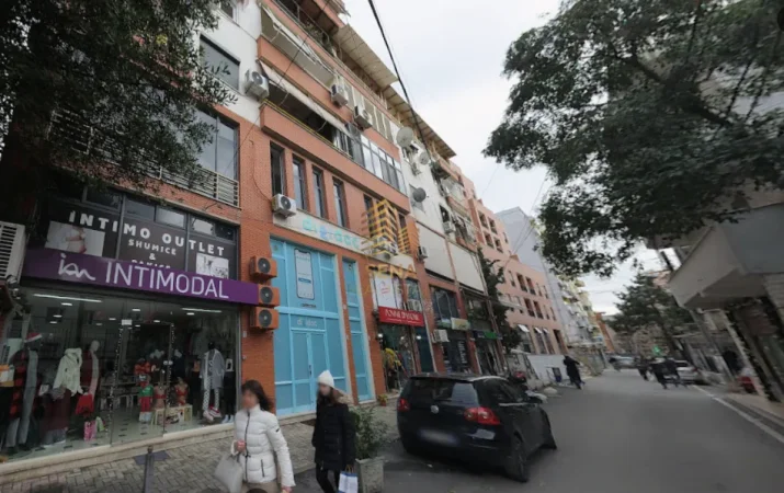 Tirane, jepet me qera ambjent biznesi Kati 0, 134 m² 1.500 € (Myslym Shyri)