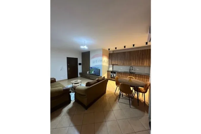 Vlore, jepet me qera apartament 1+1 Kati 7, 75 m² 400 € (Rruga e Cipajve, Vlore)