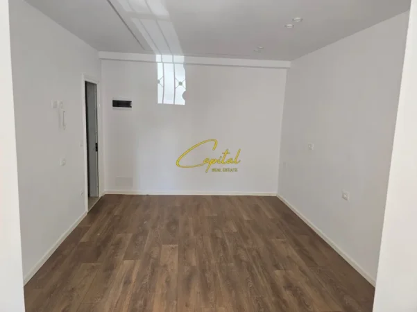 Tirane, shitet garsonier 1+1 Kati 1, 30 m² 83.000 € (PAZARI I RI)